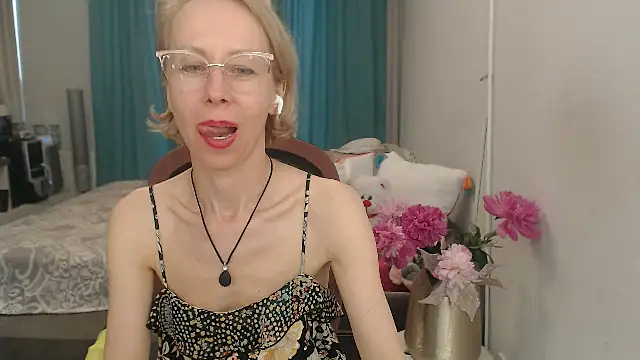 LuxuryNika's Live XXX Chat