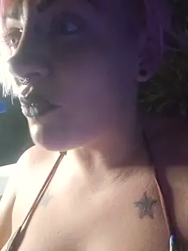 Živá chatovací místnost PinkTheHawk