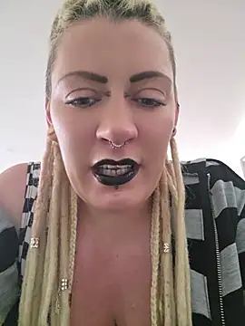 PinkTheHawk Show in webcam