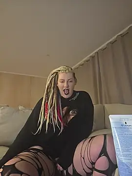 הופעת וובקאם של PinkTheHawk