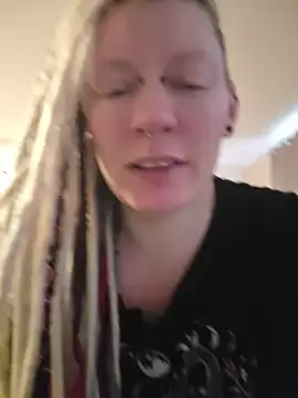 PinkTheHawk Chat XXX in diretta
