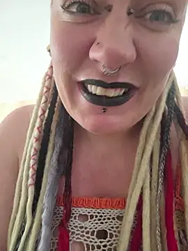 PinkTheHawk Adlı Modelin Canlı XXX Sohbeti