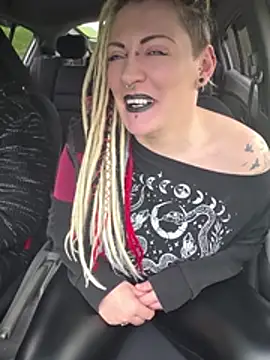 PinkTheHawk Show in webcam