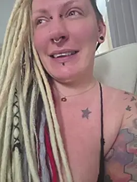 PinkTheHawk's Webcam Show