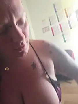 PinkTheHawk Webcam Show