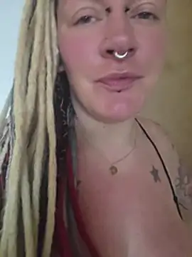 PinkTheHawk Show in webcam