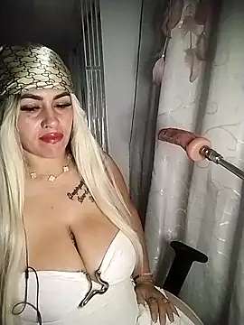 chelaqueen_'s Live Chat Room