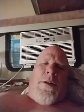 Reddog833 Show in webcam