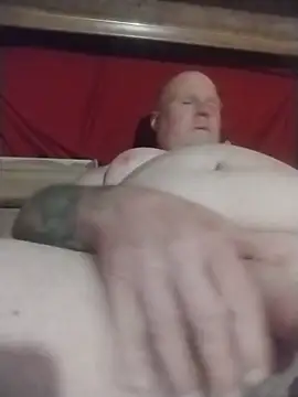 Reddog833 Show in webcam