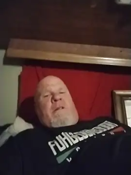 Reddog833 Show in webcam