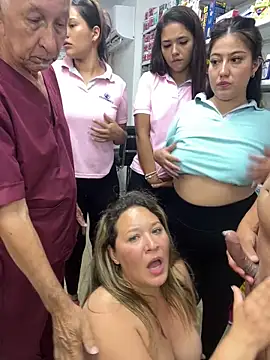 Show modela kandalove na web-kameri