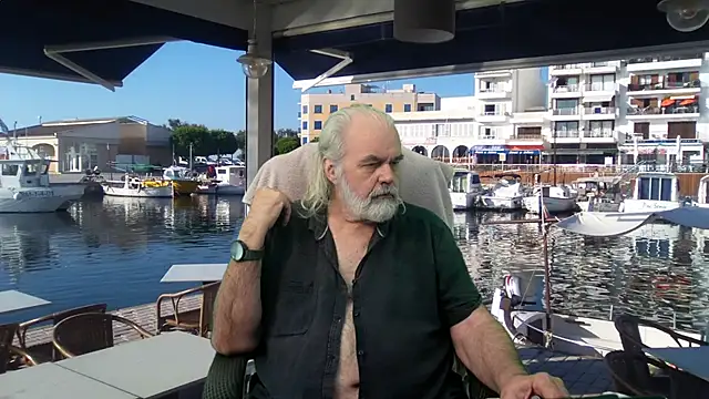 madriano: διαδικτυακό σόου στην κάμερα