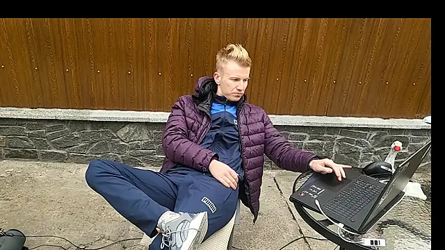 Vuitton Adlı Modelin Web Kamerası Şovu