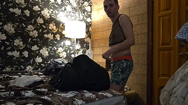 Vuitton Adlı Modelin Web Kamerası Şovu