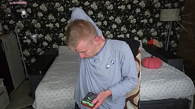 Вебкам-шоу Vuitton