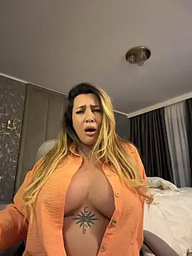 YaaraCollins Show in webcam