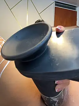 SQUIRTINGQUEEN11: διαδικτυακό σόου στην κάμερα