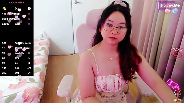 MCutie_ Pertunjukan Webcam