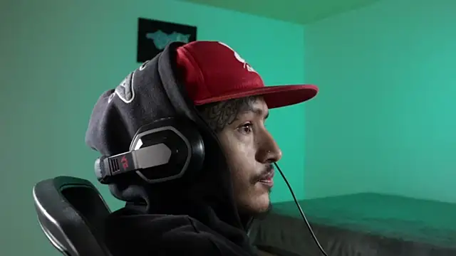 trieone Webcamshow