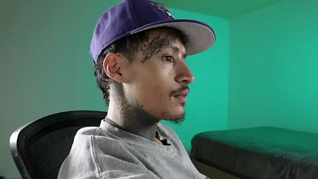 trieone Webcamshow
