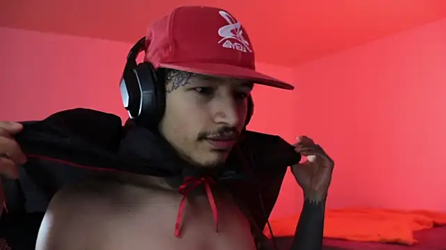 trieone webcam show