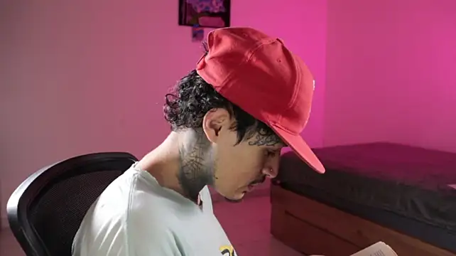 trieone Webcam show