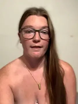 Show modela PussiesnCream_ na web-kameri