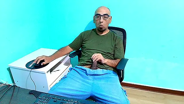 arnelux70: διαδικτυακό σόου στην κάμερα