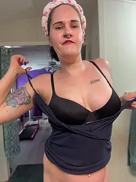 lolabunny9: διαδικτυακό σόου στην κάμερα