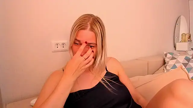 THE_GOLDEN_WOMAN Show in webcam