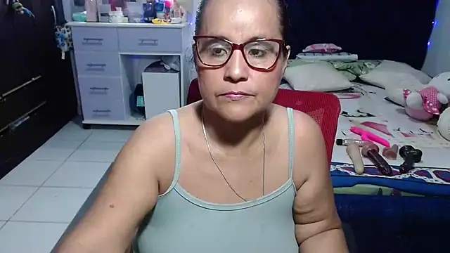 pervert_mommy_ 网络视讯表演