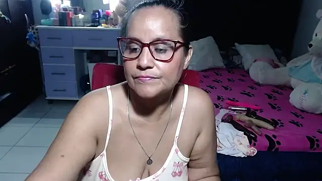 pervert_mommy_ 网络视讯表演