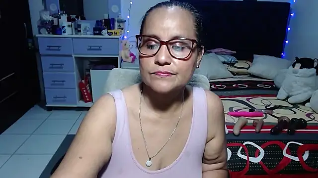 pervert_mommy_ 网络视讯表演