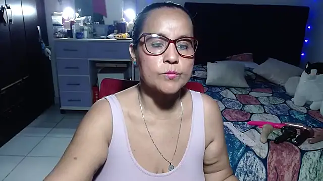 pervert_mommy_'s Webcam Show