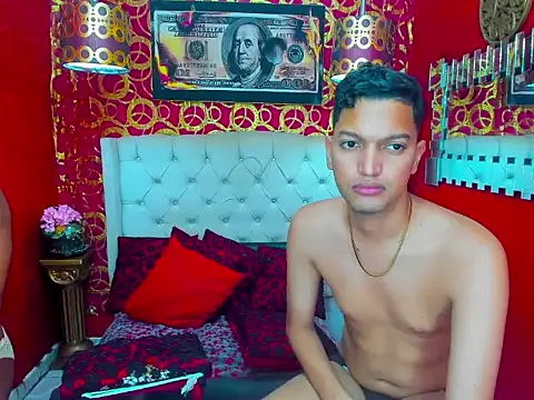 PEINBOYS: διαδικτυακό σόου στην κάμερα