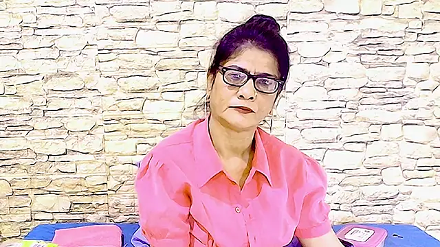 IndianAllure Adlı Modelin Canlı XXX Sohbeti