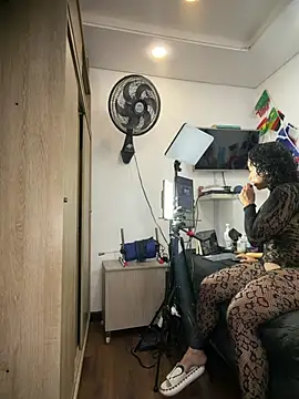 Chat +18 de carolgaita ao vivo