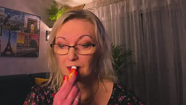 Pokazy przed kamerką – vanessa_chat