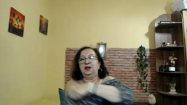 EvelyneFlirtyMilf – Naživo XXX chat