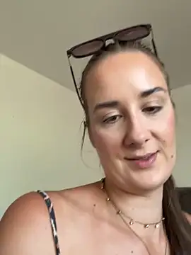 EllaMae Show in webcam