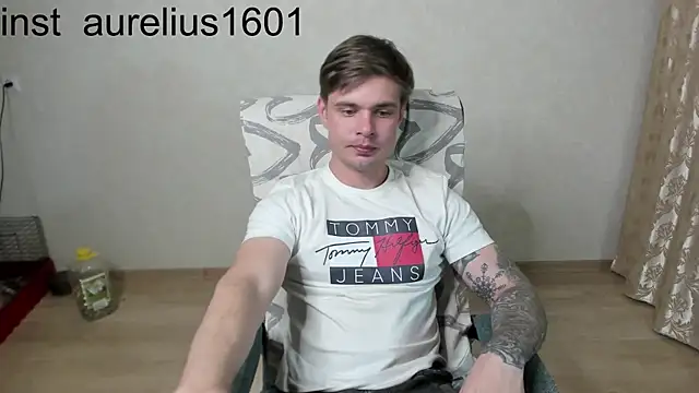 maks_wolfis: διαδικτυακό σόου στην κάμερα
