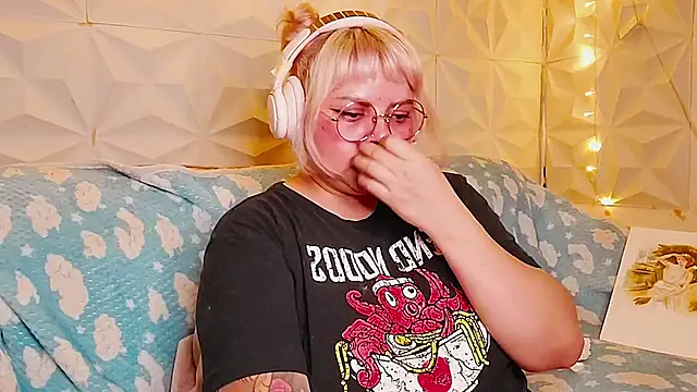 צ'אט XXX בשידור חי של Satyn_doll