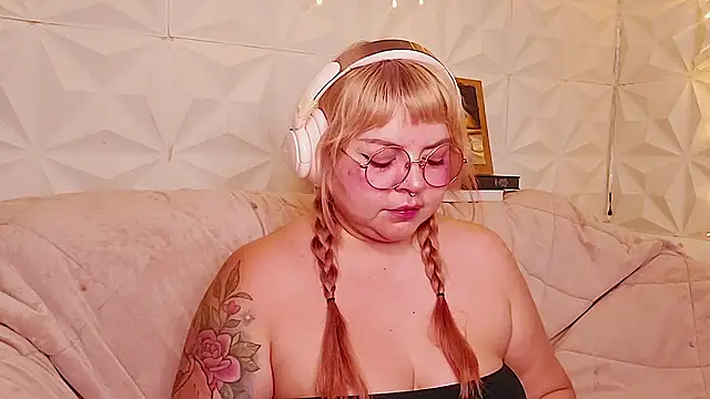 צ'אט XXX בשידור חי של Satyn_doll