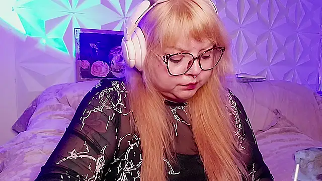Pokazy przed kamerką – Satyn_doll