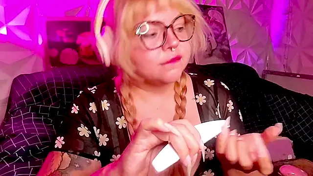 Pokazy przed kamerką – Satyn_doll