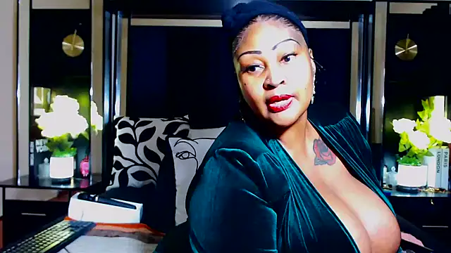 Show modela MONSTERTITS44DDD na web-kameri