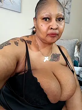הופעת וובקאם של MONSTERTITS44DDD