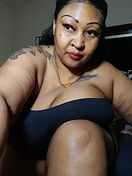 Pokazy przed kamerką – MONSTERTITS44DDD