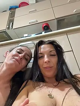 Almmaxxxx: вебкам-шоу
