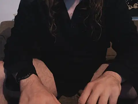 maxstache: διαδικτυακό σόου στην κάμερα